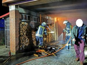 Feuer unter Carport