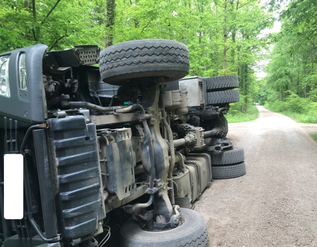 Umgestürzter Holztransporter