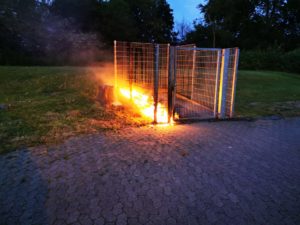 Brennende Müllgroßbehälter auf dem Gelände der Realschule