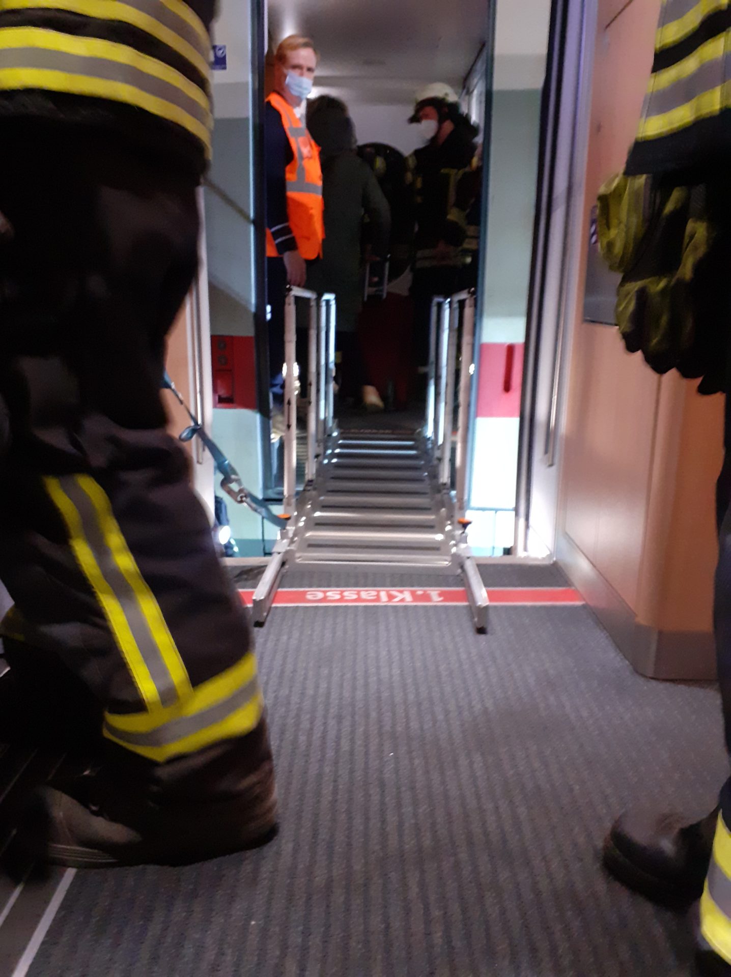 Falsch abgebogen – PKW von ICE geschreddert - Feuerwehr Vechelde-Wahle