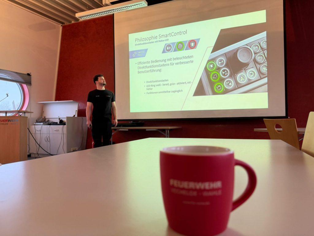 Umfängliche Herstellereinweisung in die neue Drehleiter – Theorie und Praxis im intensiven Ausbildungsblock